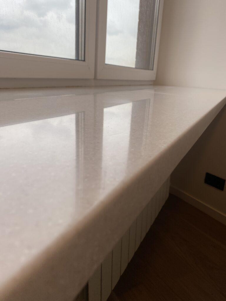 Акриловый подоконник сложной формы изготовлено в правила камня