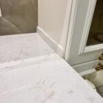 Столешница для кухни из искусственного камня с пристенным плинтусом изготовлено в правила камня