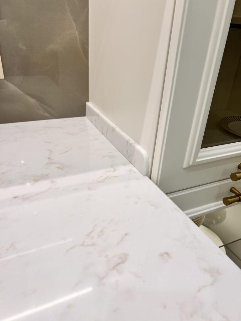 Столешница для кухни из искусственного камня с пристенным плинтусом изготовлено в правила камня