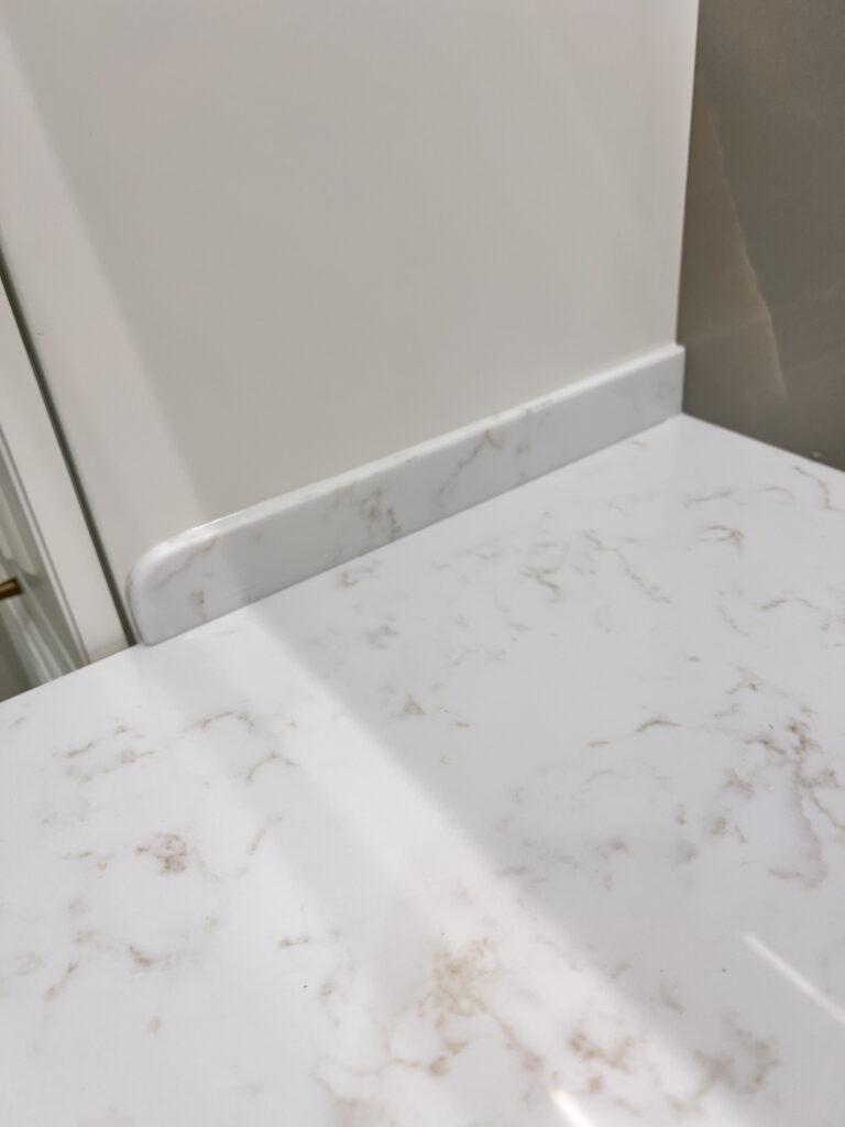 Столешница для кухни из искусственного камня с пристенным плинтусом изготовлено в правила камня