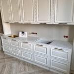 Столешница для кухни из искусственного камня с пристенным плинтусом изготовлено в правила камня