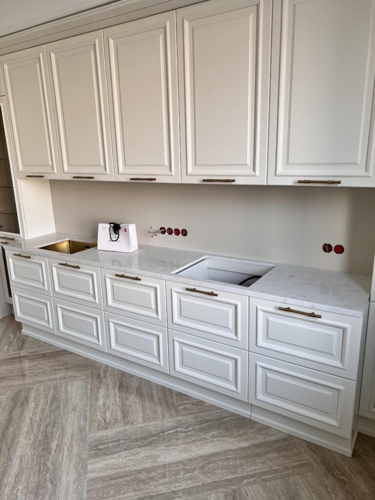 Столешница для кухни из искусственного камня с пристенным плинтусом изготовлено в правила камня