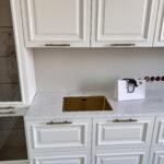 Столешница для кухни из искусственного камня с пристенным плинтусом изготовлено в правила камня