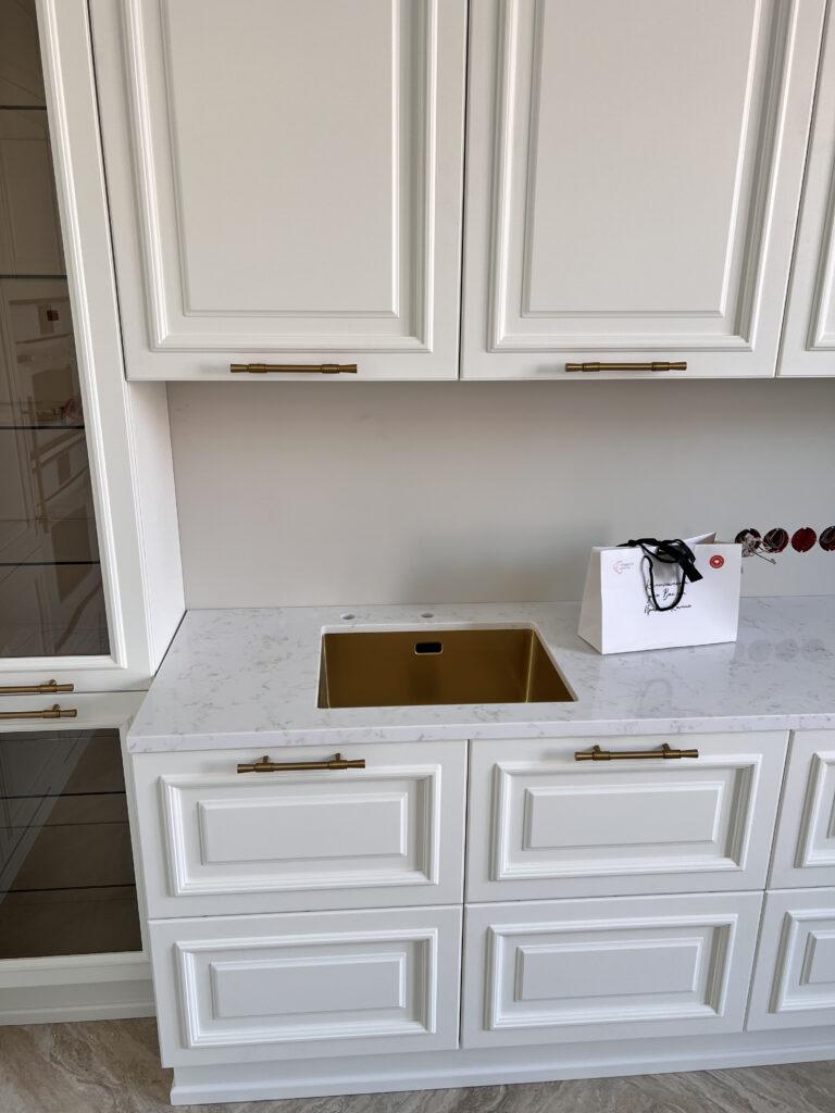 Столешница для кухни из искусственного камня с пристенным плинтусом изготовлено в правила камня