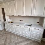 Столешница для кухни из искусственного камня с пристенным плинтусом изготовлено в правила камня