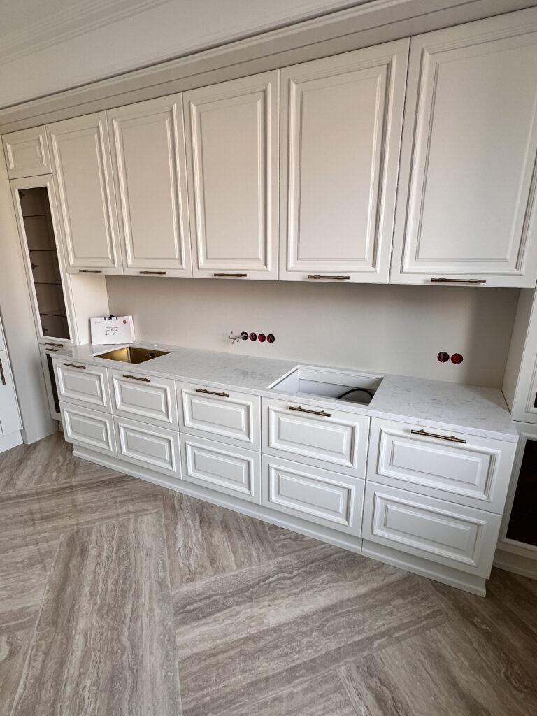 Столешница для кухни из искусственного камня с пристенным плинтусом изготовлено в правила камня