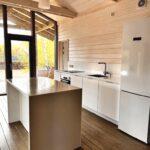 Кухонная столешница с фартуком и остров из акрилового камня изготовлено в правила камня