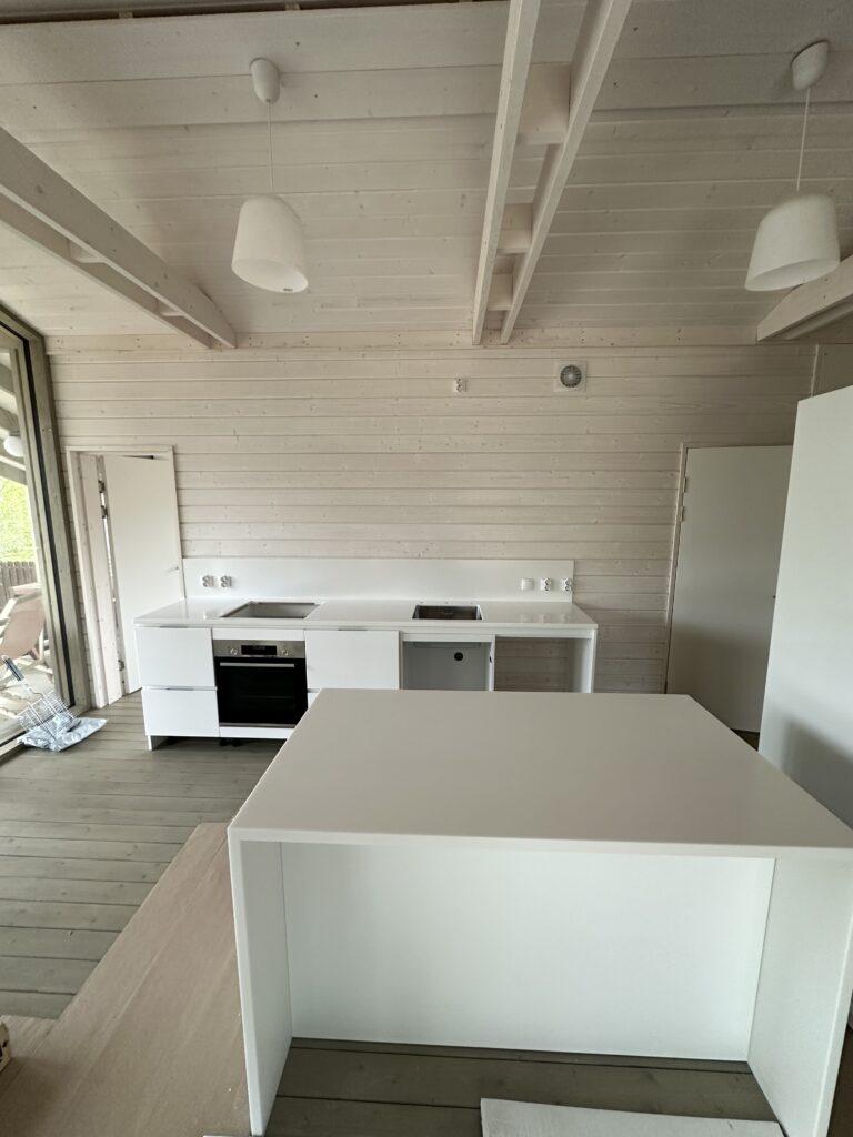 Кухонная столешница с фартуком и остров из акрилового камня изготовлено в правила камня