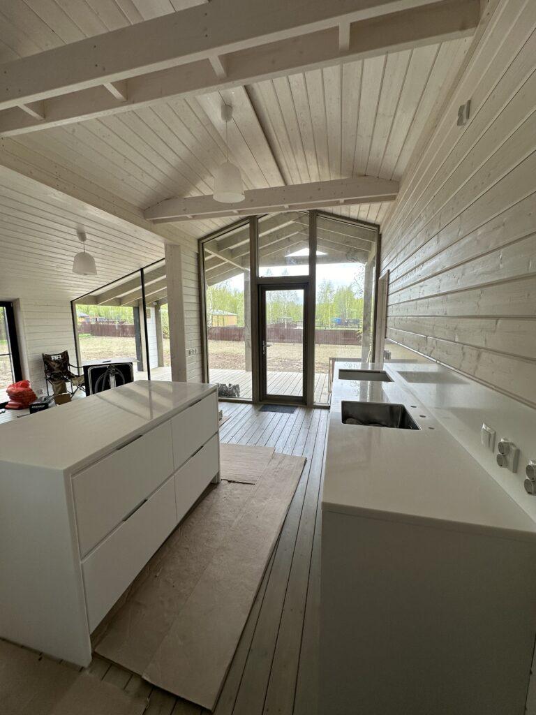 Кухонная столешница с фартуком и остров из акрилового камня изготовлено в правила камня