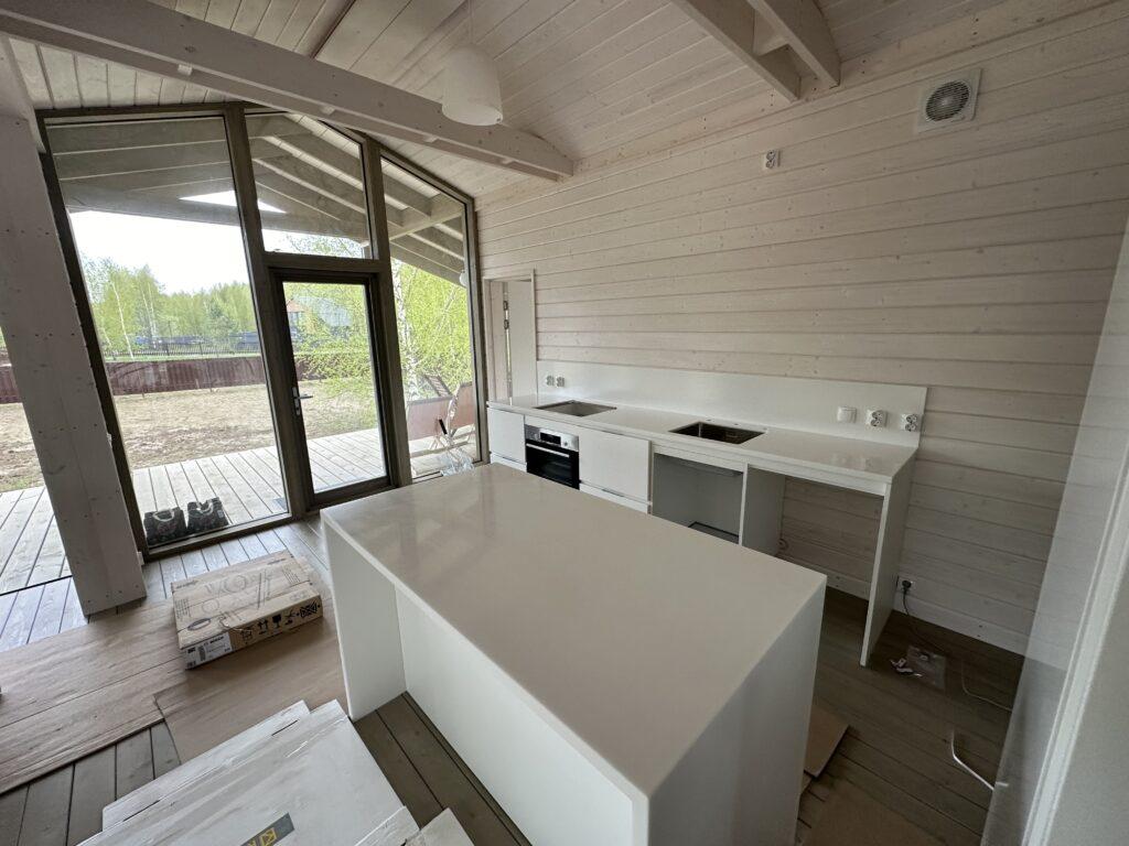 Кухонная столешница с фартуком и остров из акрилового камня изготовлено в правила камня