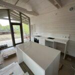 Кухонная столешница с фартуком и остров из акрилового камня изготовлено в правила камня