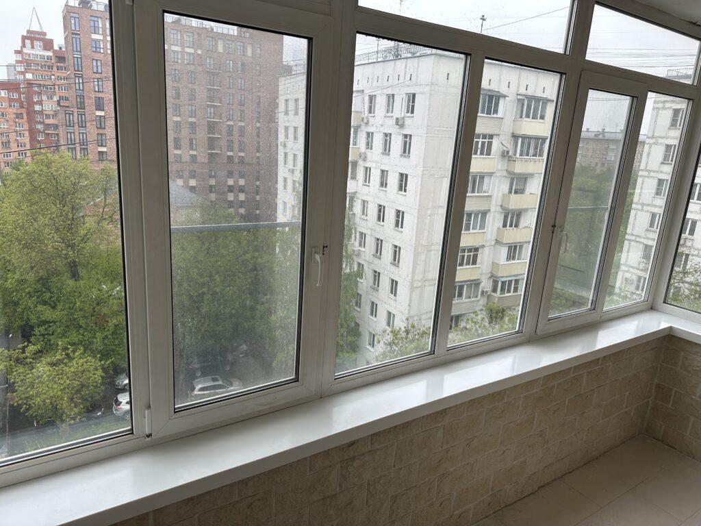 П-образный подоконник из акрилового камня изготовлено в правила камня