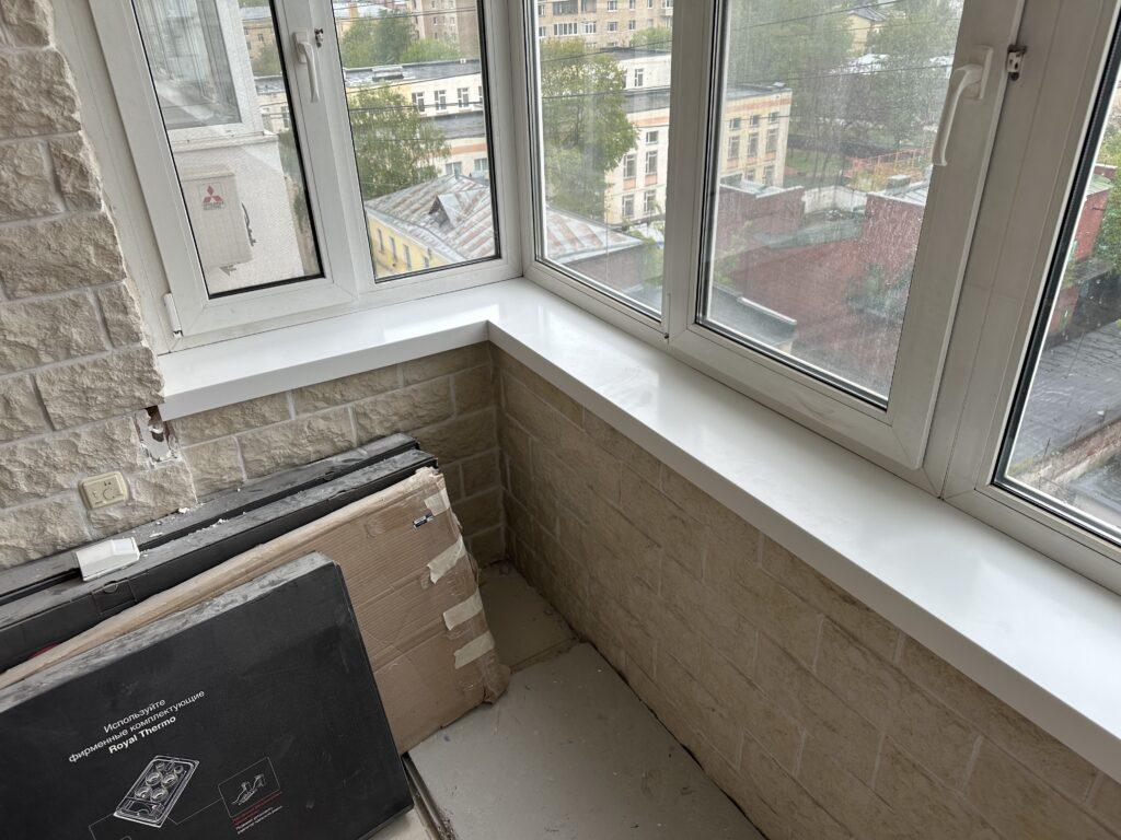 П-образный подоконник из акрилового камня изготовлено в правила камня