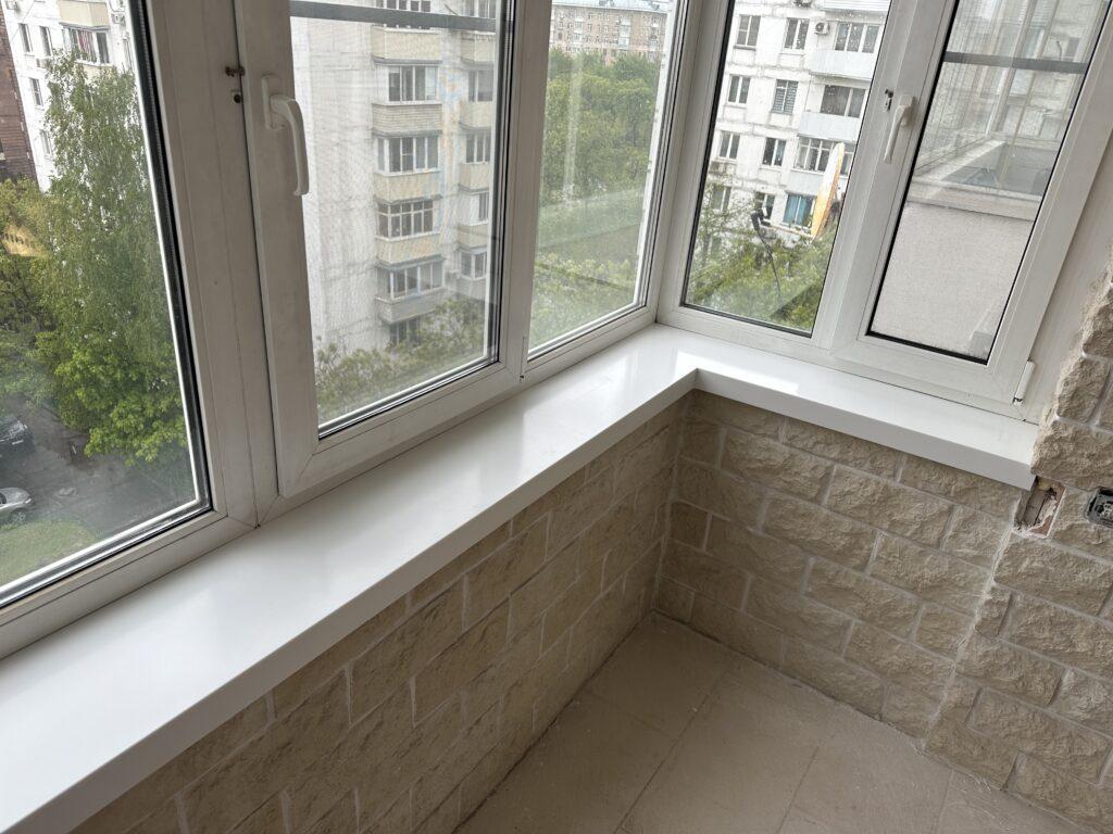 П-образный подоконник из акрилового камня изготовлено в правила камня