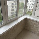 П-образный подоконник из акрилового камня изготовлено в правила камня