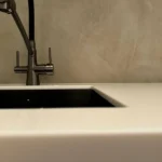 Столешница из искусственного камня изготовлено в правила камня