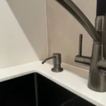 Столешница из искусственного камня изготовлено в правила камня