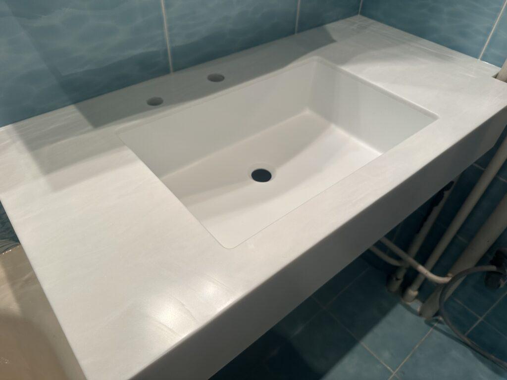 Столешница для ванной с каменной интегрированной раковиной изготовлено в правила камня