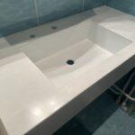 Столешница для ванной с каменной интегрированной раковиной изготовлено в правила камня