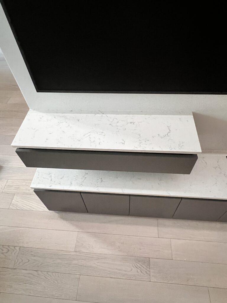 Столешницы из кварцевого агломерата изготовлено в правила камня