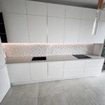 Кухонная столешница из кварцевого агломерата изготовлено в правила камня