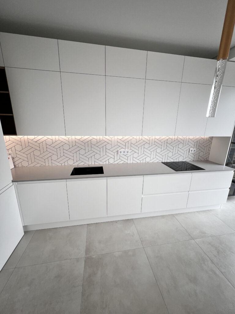 Кухонная столешница из кварцевого агломерата изготовлено в правила камня