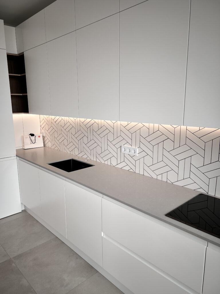 Кухонная столешница из кварцевого агломерата изготовлено в правила камня