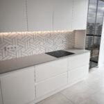 Кухонная столешница из кварцевого агломерата изготовлено в правила камня