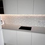 Кухонная столешница из кварцевого агломерата изготовлено в правила камня