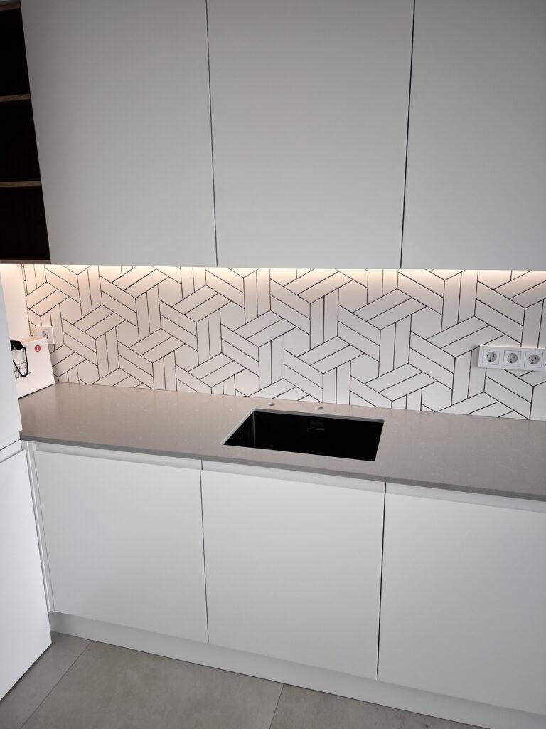 Кухонная столешница из кварцевого агломерата изготовлено в правила камня