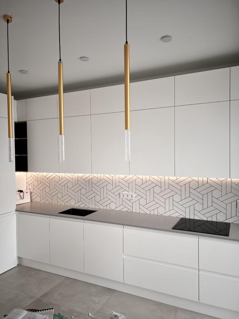 Кухонная столешница из кварцевого агломерата изготовлено в правила камня