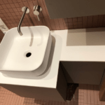 Столешница угловая в ванную комнату изготовлено в правила камня