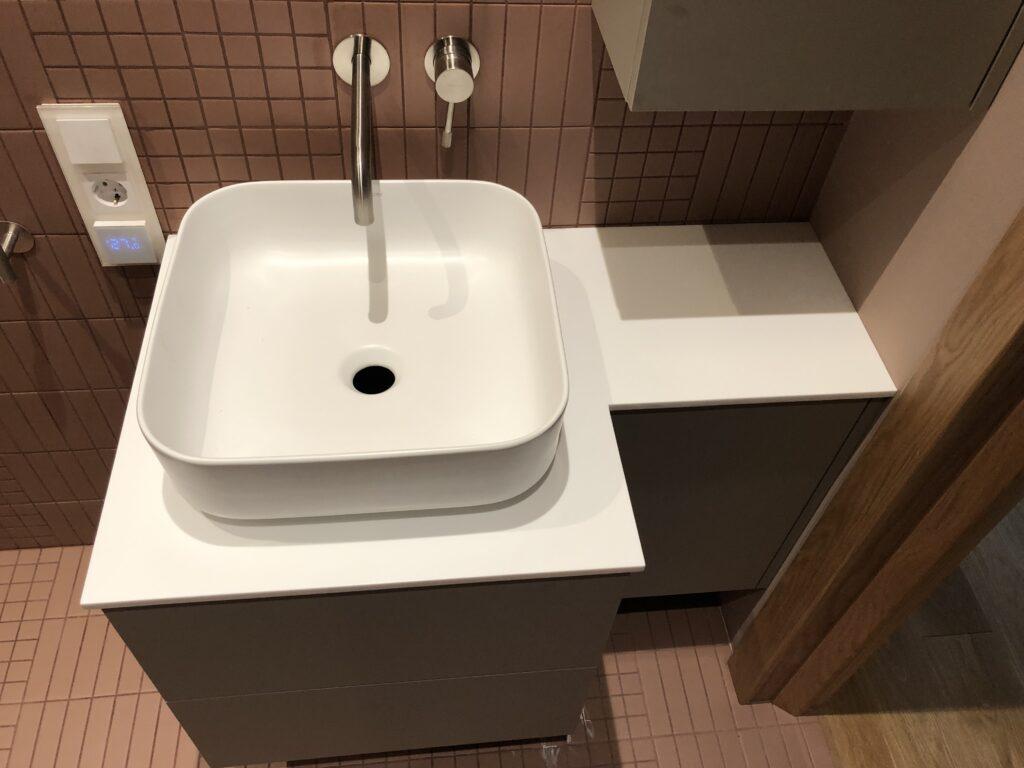 Столешница угловая в ванную комнату изготовлено в правила камня