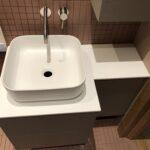 Столешница угловая в ванную комнату изготовлено в правила камня