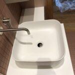 Столешница угловая в ванную комнату изготовлено в правила камня