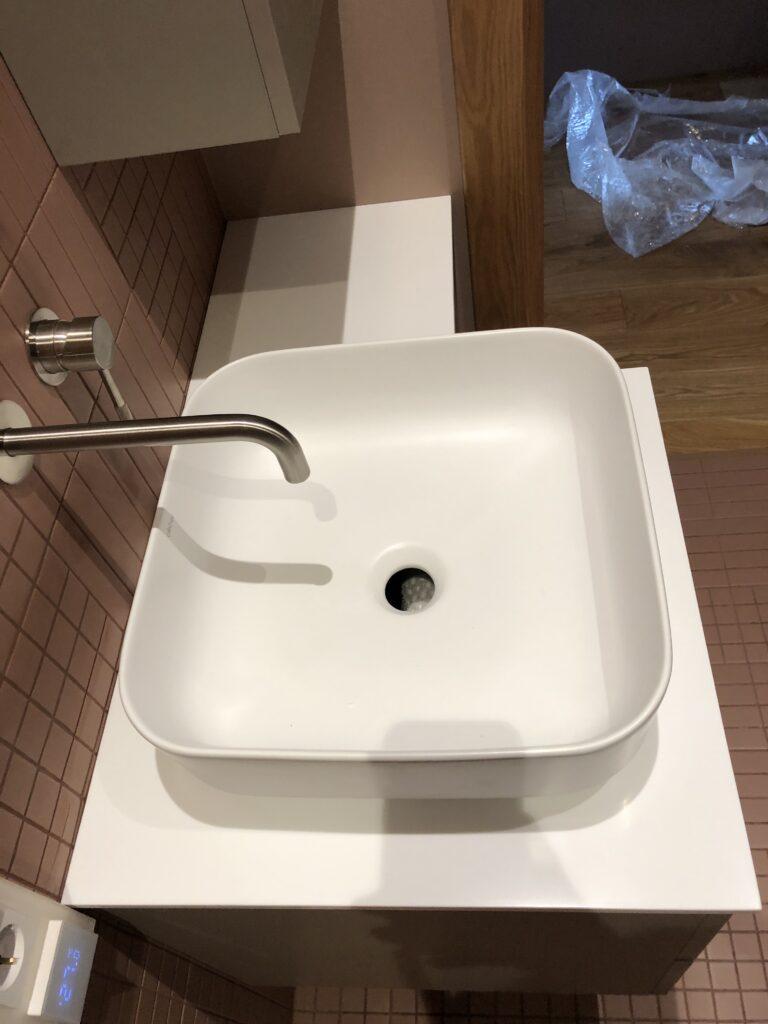 Столешница угловая в ванную комнату изготовлено в правила камня