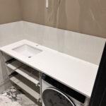 П-образная столешница, фартук и барная стойка на кухню и столешница в ванную комнату изготовлено в правила камня