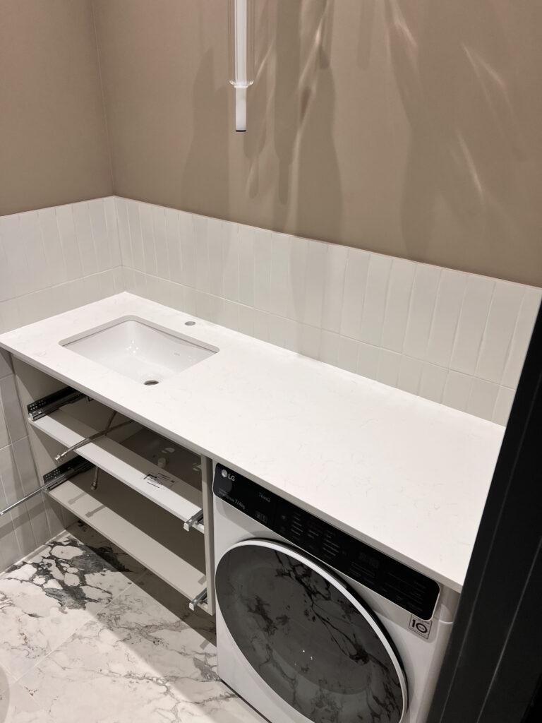 П-образная столешница, фартук и барная стойка на кухню и столешница в ванную комнату изготовлено в правила камня