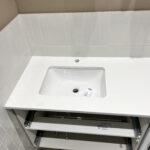 П-образная столешница, фартук и барная стойка на кухню и столешница в ванную комнату изготовлено в правила камня