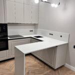 П-образная столешница, фартук и барная стойка на кухню и столешница в ванную комнату изготовлено в правила камня