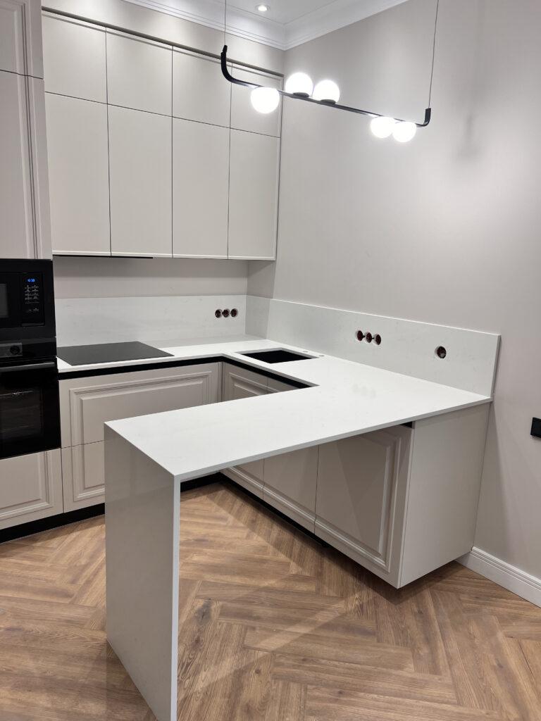 П-образная столешница, фартук и барная стойка на кухню и столешница в ванную комнату изготовлено в правила камня