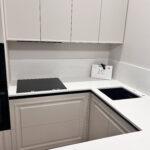 П-образная столешница, фартук и барная стойка на кухню и столешница в ванную комнату изготовлено в правила камня