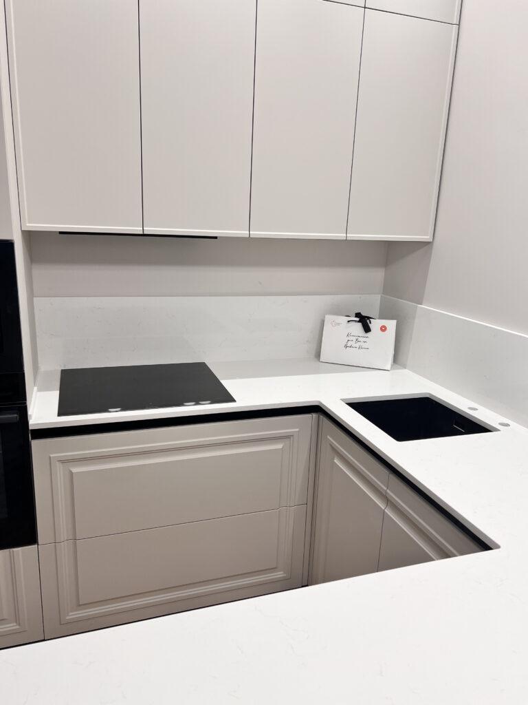 П-образная столешница, фартук и барная стойка на кухню и столешница в ванную комнату изготовлено в правила камня