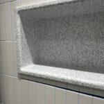 Подвесная столешница с раковиной, ниша в ванную комнату и подоконники из акрилового камня изготовлено в правила камня