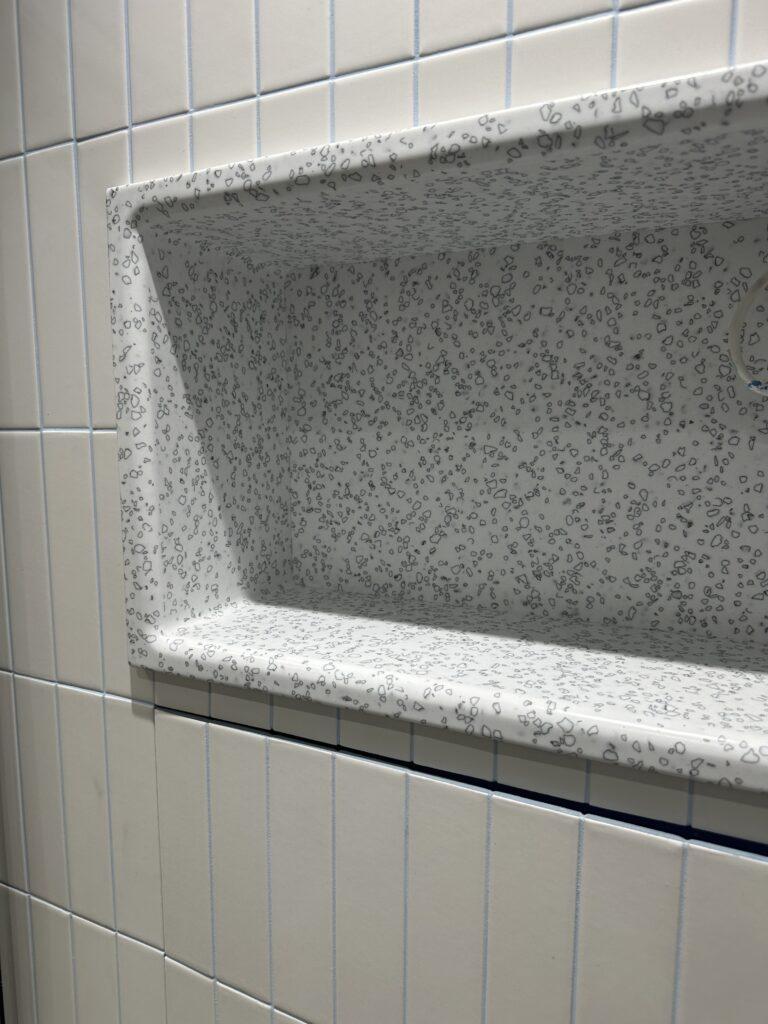 Подвесная столешница с раковиной, ниша в ванную комнату и подоконники из акрилового камня изготовлено в правила камня