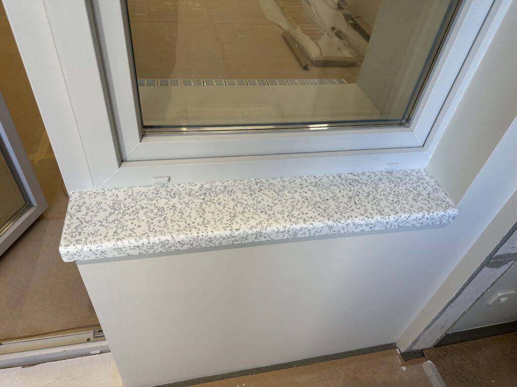 Подвесная столешница с раковиной, ниша в ванную комнату и подоконники из акрилового камня изготовлено в правила камня