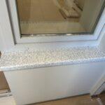 Подвесная столешница с раковиной, ниша в ванную комнату и подоконники из акрилового камня изготовлено в правила камня