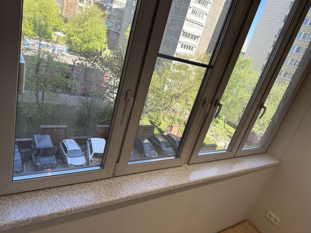 Подвесная столешница с раковиной, ниша в ванную комнату и подоконники из акрилового камня изготовлено в правила камня