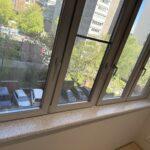 Подвесная столешница с раковиной, ниша в ванную комнату и подоконники из акрилового камня изготовлено в правила камня