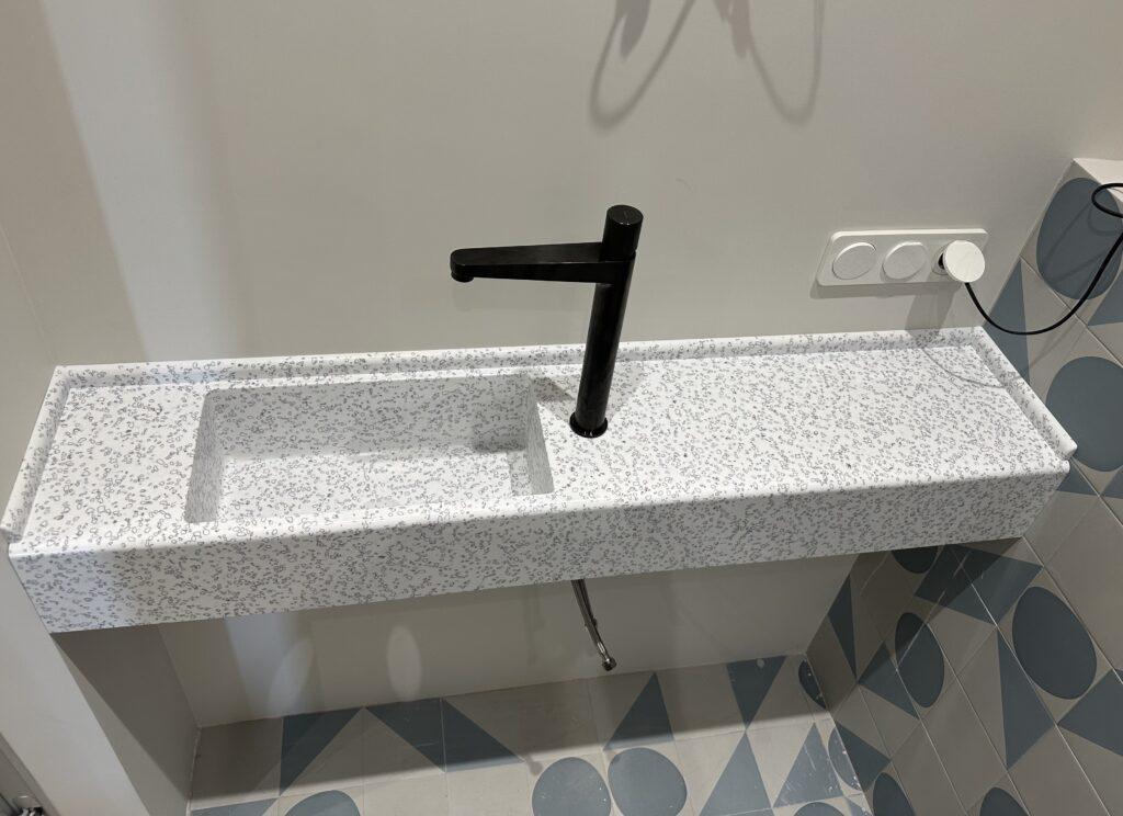 Подвесная столешница с раковиной, ниша в ванную комнату и подоконники из акрилового камня изготовлено в правила камня